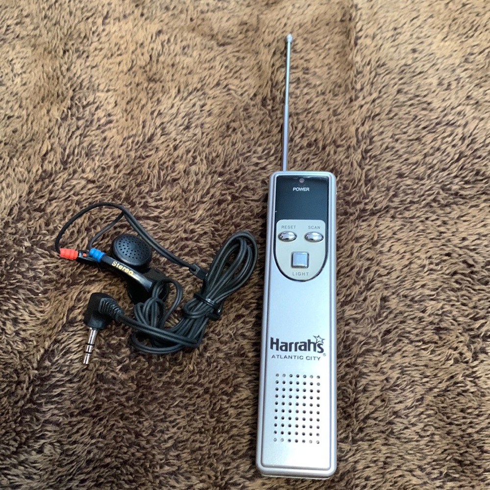 Harrahs Atlantic City Pocket Radio Flashlight Headphone Portable FM tuning